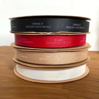 Gavebånd af indsamlede plastik flasker